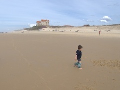 Enfant perdu sur la plage